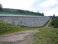 Obrázek opěrné zdi z panelů na úseku Chomutov-Křimov