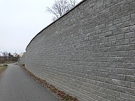 Obrázek opěrné zdi na průtahu Bučovicemi
