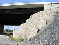 Obrázek mostní opěry s lícem z betonových tvarovek