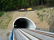 Obrázek přírodní ochrany svahů portálu tunelu