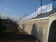 Obrázek opěrné zdi železničního koridoru