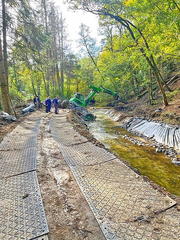 Silniční panely chrání břehy potoka