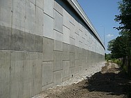 Obrázek opěrné zdi z betonových panelů na dálnici D 47
