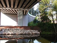 Obrázek mostní opěry z betonových panelů