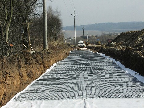 Netkaná geotextilie je vhodná jako separační vrstva jednotlivých vrstev u základů dopravních staveb