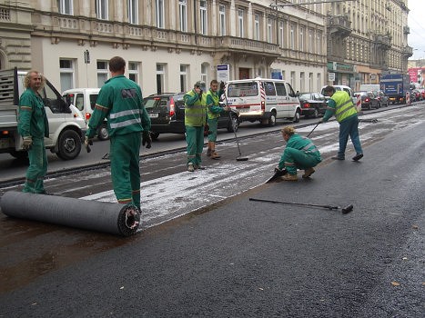 Kompozit Tensar Glasstex se používá k redukci trhlin a je používán díky své jednoduché instalaci