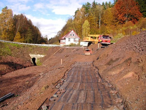 Tensar RE se využívá při budování strmých svahů, opěrných stěn, mostních opěr, při sanacích sesuvů