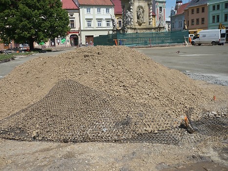 Geomříž Tensar TriAx se používá pro stabilizaci konstrukčních vrstev železničních staveb