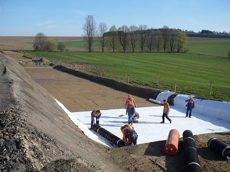 Netkaná geotextilie Geomatex NTB 10 se používá v mnoha oblastech stavby, tunelů a pozemní staveb