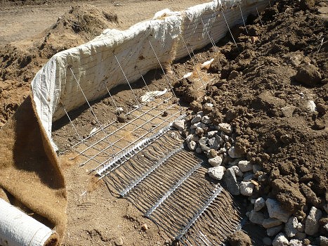 Tensar RE využíváme při budování strmých svahů, opěrných stěn a mostních opěr