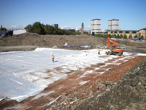 Tkaná geotextilie Geolon PET se využívá v násypech jako separační vrstrva