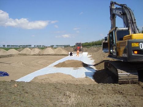 Geotextilie Geolon PET je tkaná textilie pro použití v násypech, opěrných konstrukcích a svazích