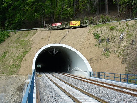 Geotextilie z juty pro protierozní ochranu strmých svahů u železnic pro zazelenění opěrných zdí