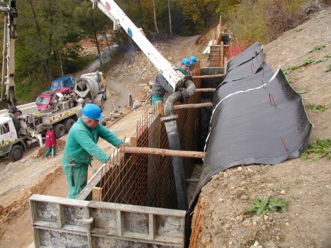 Geokompozit Interdrain slouží jako drenážní složka konstrukcí násypů a vozovek