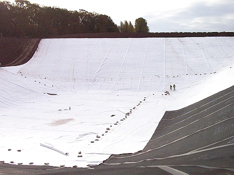 TS je netkaná geotextilie, která se používá v opěrných konstrukcích, drenážních systémech, atd.