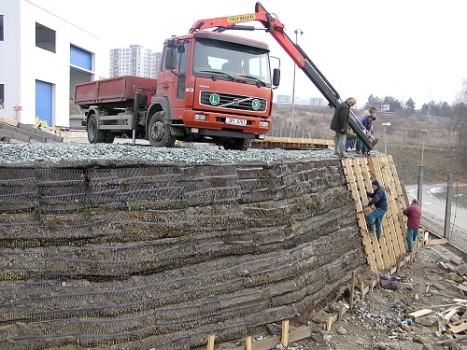 Tensar RE je jednoosá monolitická geomříž, která se využívá při stavbě strmých svahů, opěrných stěn