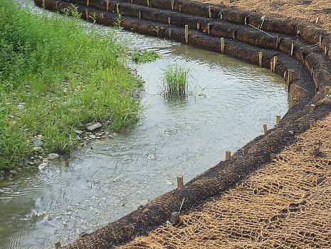 Zpevnění břehové linie kokosovým válcem