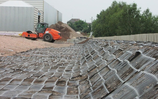 Opěrná zeď obchodního centra Olympia v Plzni