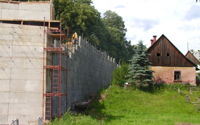 Mostní opěra a opěrná zeď na přeložce silnice I/16 Vestřev - Chotěvice
