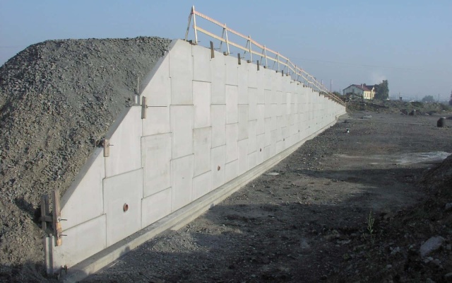 Opěrná zeď z velkoplošných panelů na dálnici D47 v Ostravě (rampa 8 MÚK Rudná)