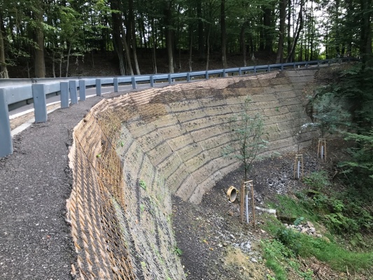 Troskovice, Silnice III/28115, strmý svah z vyztužené zeminy