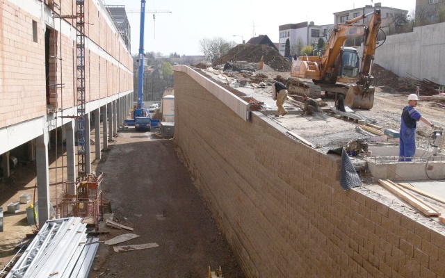 Opěrná zeď v areálu obchodního centra v Jihlavě