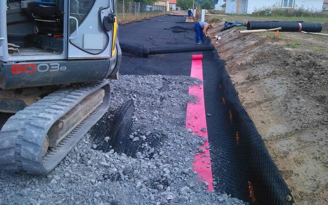 Zpevnění podkladní vrstvy komunikace u Šebetova