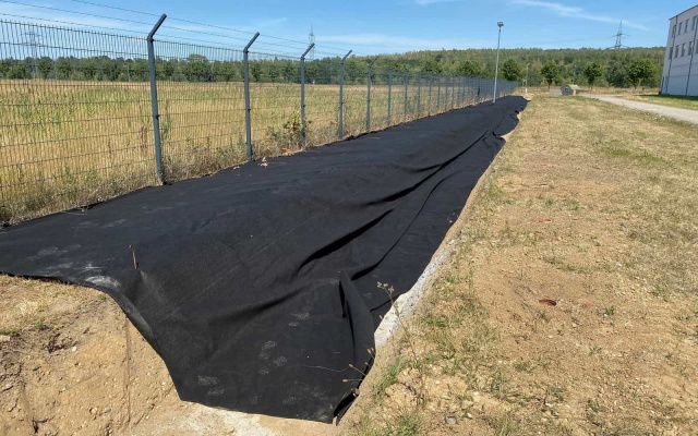 Separace kameniva a zeminy ve vsakovacím příkopu