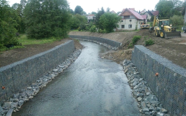 Oprava koryta potoka po povodních pomocí gabionových zdí v Závišicích
