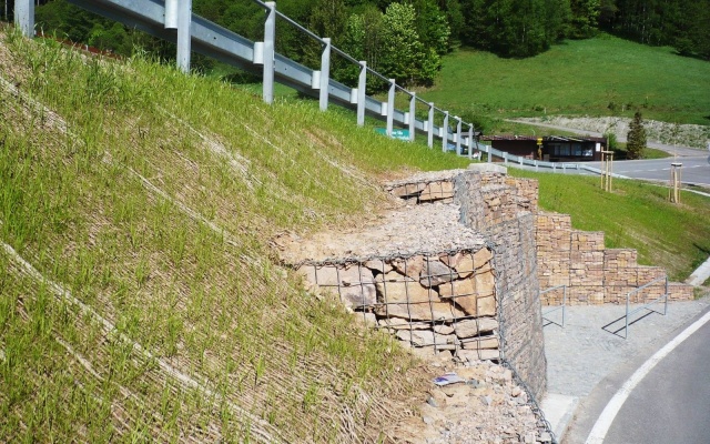 Kokosové sítě jako protierozní ochrana svahů při rekonstrukci silnice v Žacléři