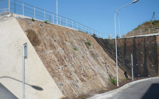 Protierozní ochrana svahu areálu drogerie DM v Jihlavě