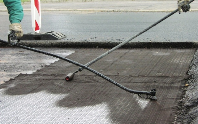 Celoplošná ochrana před trhlinami na ulici Koliště v Brně