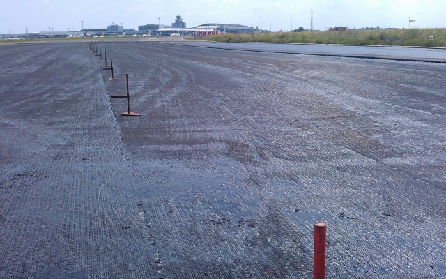 Zvýšení životnosti živičných vrstev na ranvejích letiště v Praze