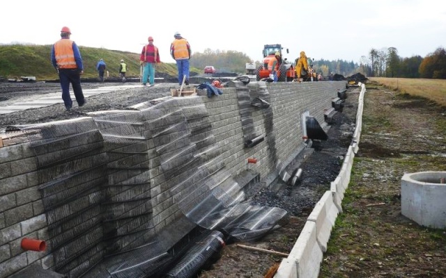 Opěrná zeď ze systému Tensartech TW1 na silnici I/48 Rychaltice - Frýdek-Místek