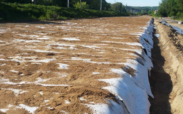 Odvodnění násypového tělesa přeložené silnice v Roztokách u Prahy