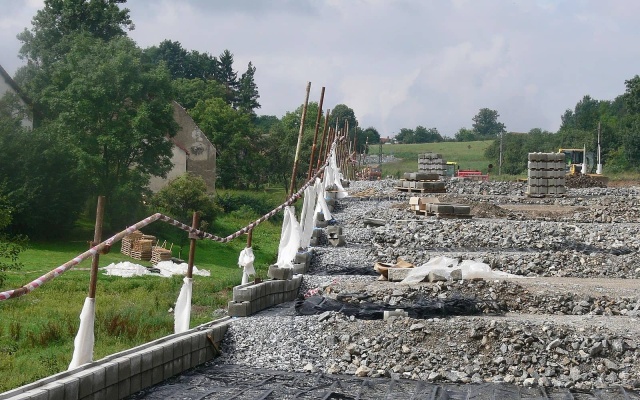 Opěrná zeď ze systému Tensartech TW1 na železničním koridoru Votice - Benešov