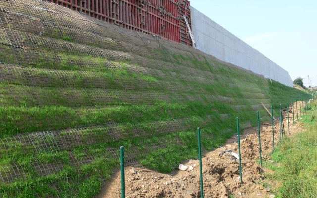 Strmý svah se silážní jámou v koruně ve Velké Bíteši