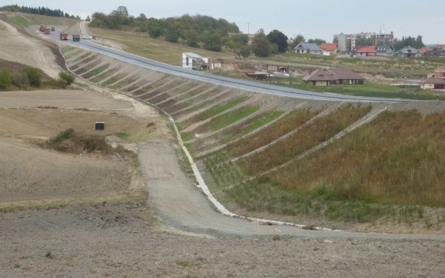 Vyztužený sendvičový násyp na silnici II/236 v Lánech