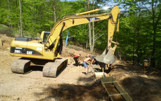 Opěrná zeď vyrovnávající strmý terén stanice lanové dráhy sjezdovky v Klínech