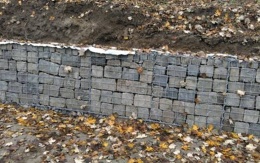 Gabionová zídka u zámečku Barca v Košicích