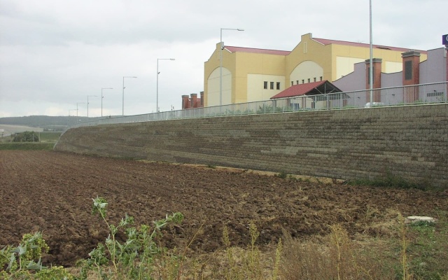 Opěrná zeď obchodního centra Olympia v Plzni