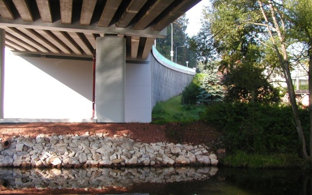 Mostní opěra a opěrná zeď na přeložce silnice I/16 Vestřev - Chotěvice