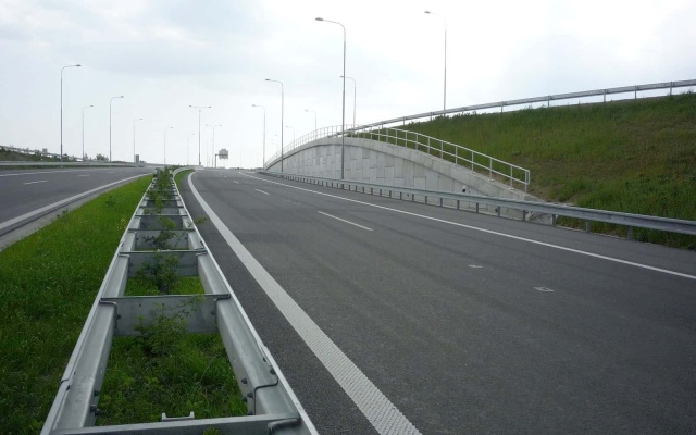 Opěrná zeď z velkoplošných panelů na dálnici D47 v Ostravě (rampa 8 MÚK Rudná)