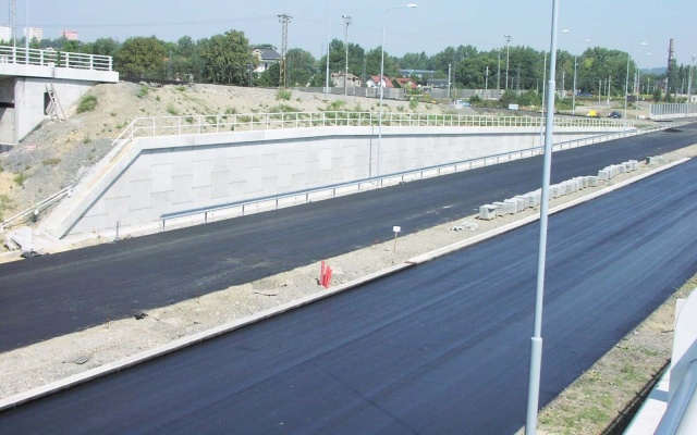 Opěrná zeď z velkoplošných panelů na dálnici D47 v Ostravě (rampa 3 MÚK Rudná)