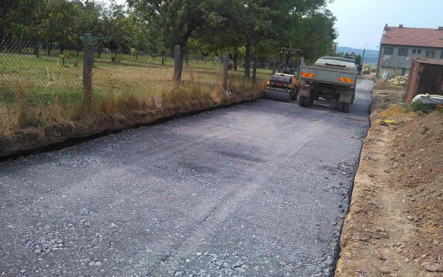 Zpevnění podkladní vrstvy komunikace u Šebetova