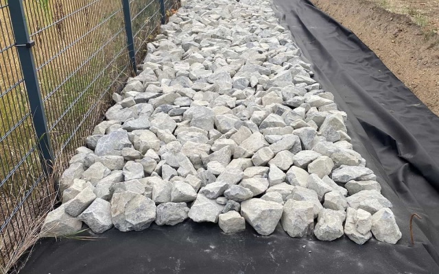 Separace kameniva a zeminy ve vsakovacím příkopu