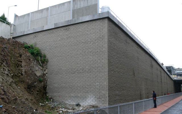 Opěrná zeď v areálu obchodního centra v Jihlavě