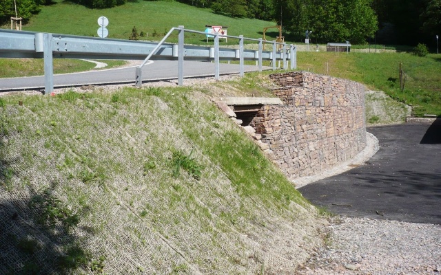 Kokosové sítě jako protierozní ochrana svahů při rekonstrukci silnice v Žacléři