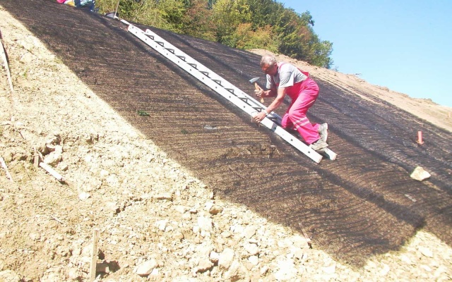 Protierozní ochrana svahů silničního násypu na dálnici u Sverepce