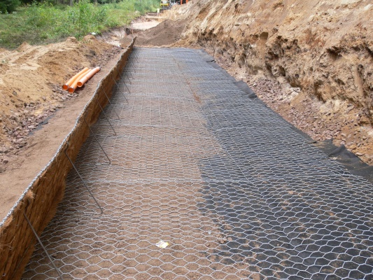 Troskovice, Silnice III/28115, strmý svah z vyztužené zeminy